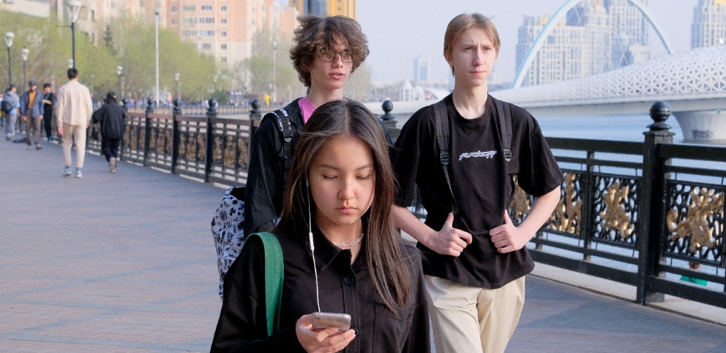 Даяшы жалаңаш денесінің үстіне алжапқышпен қызмет көрсетеді.